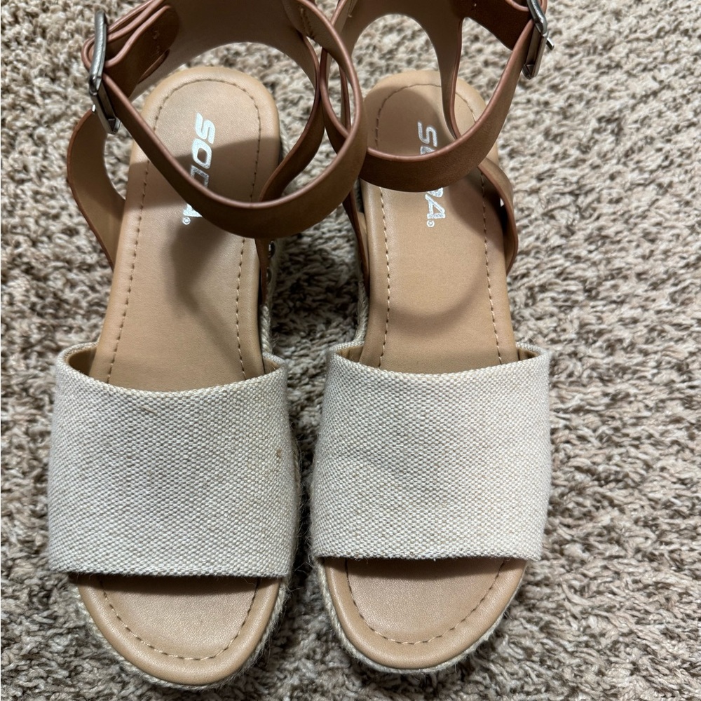 Soda Women's Tan and Cream Sandals